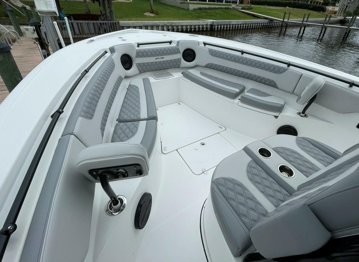 Sea Pro 320 DLX 2023- Bow