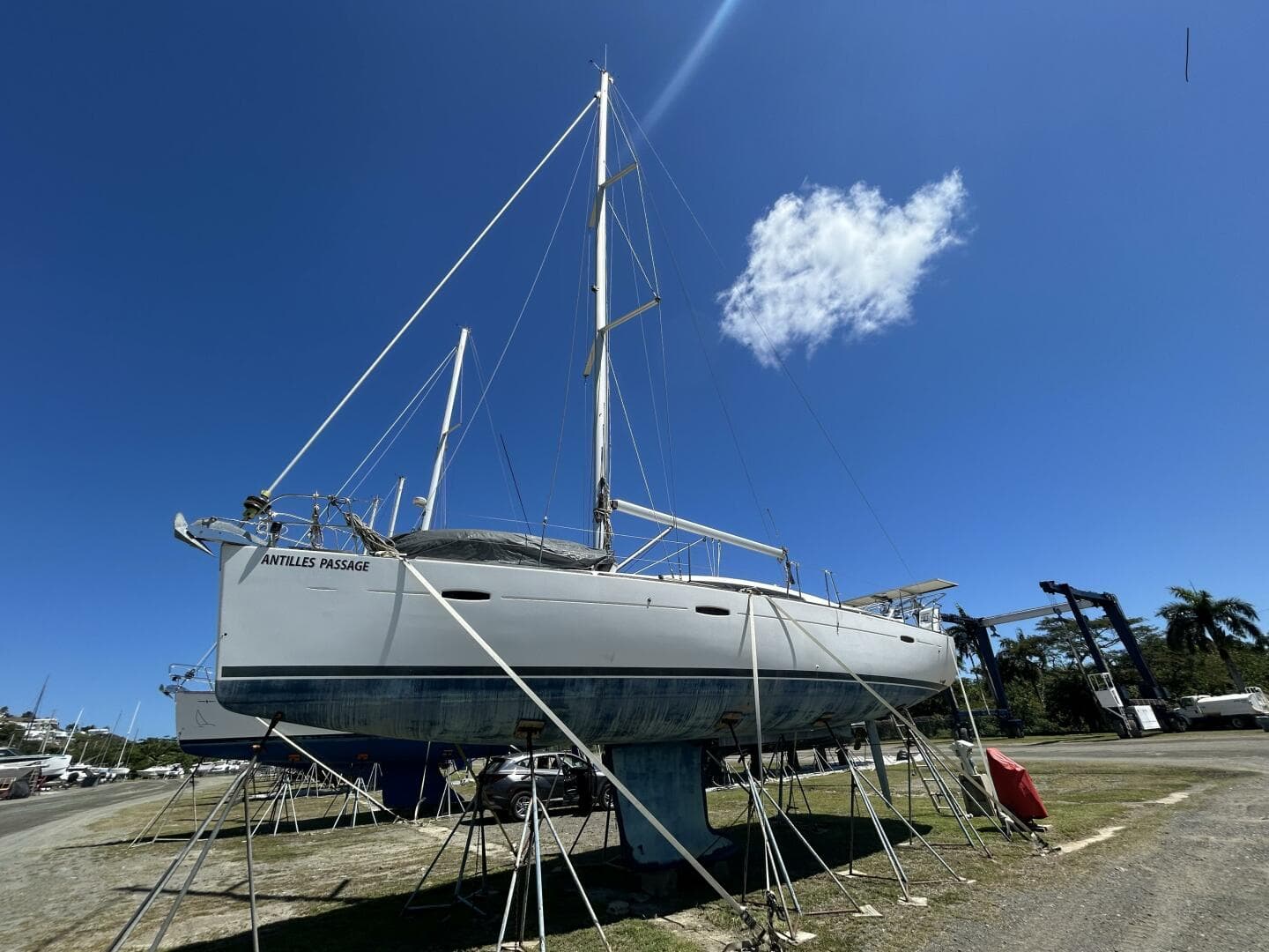 43' Benetea hauled out port forward profile