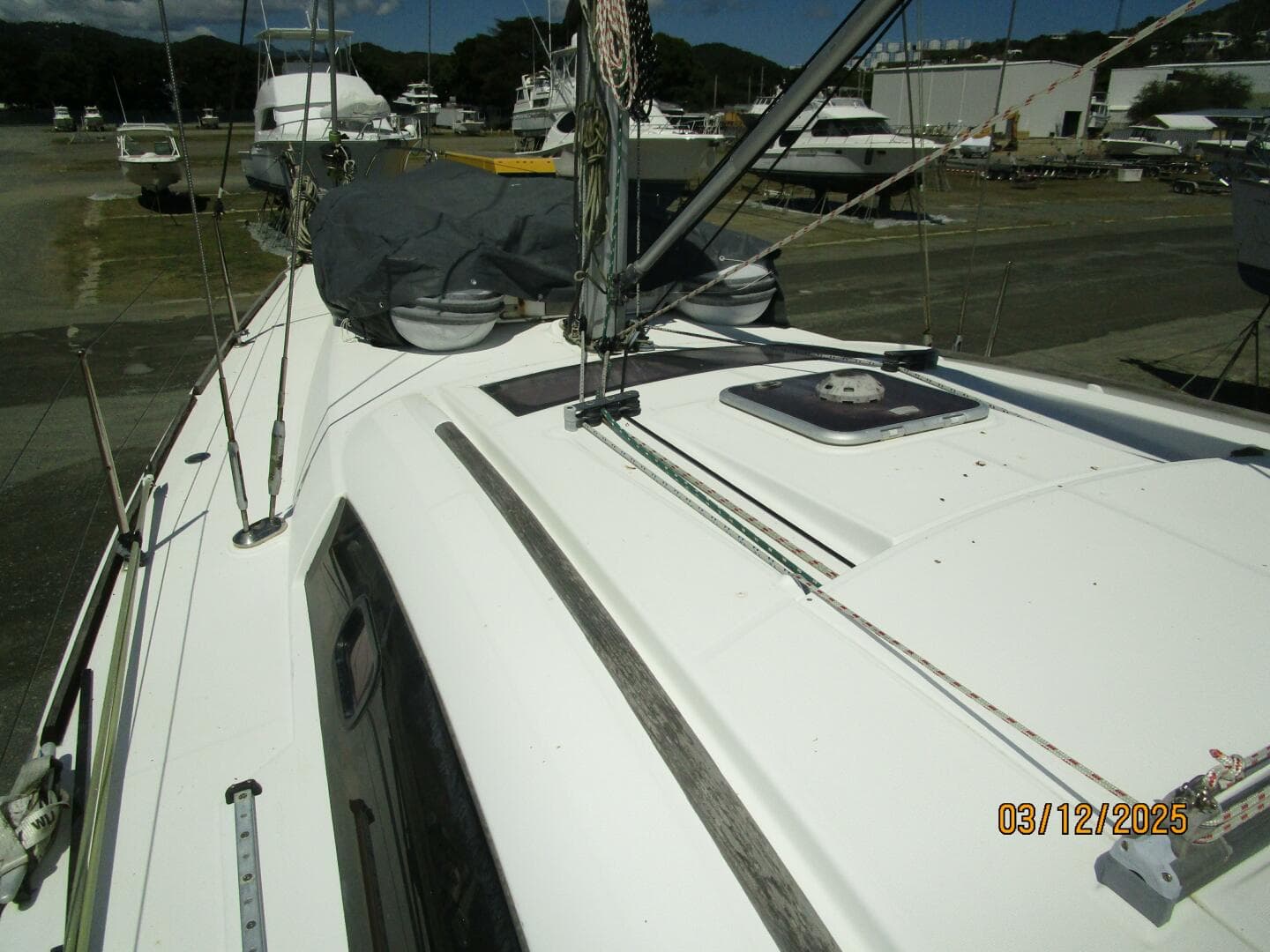 43' Beneteau foredeck