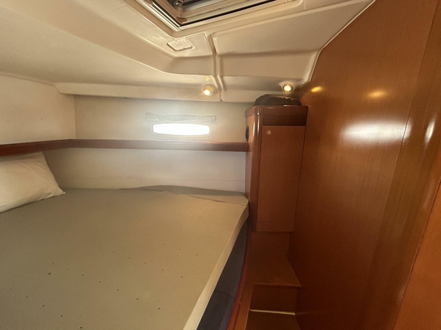 43' Beneteau forward stateroom starboard
