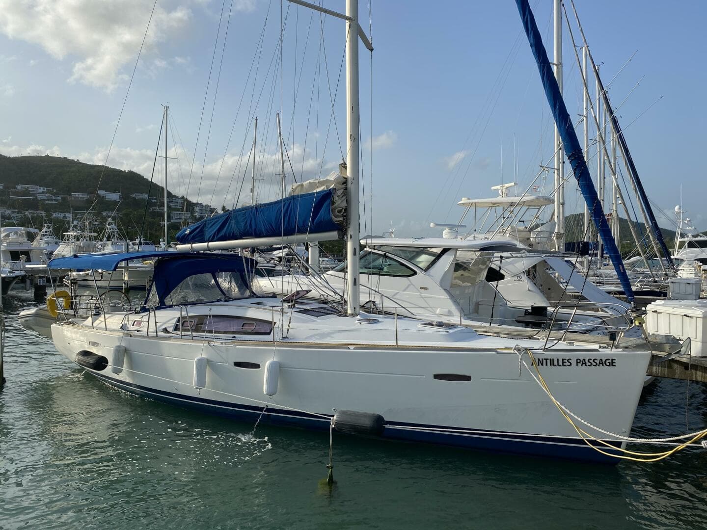 43' Beneteau starbaord forward profile