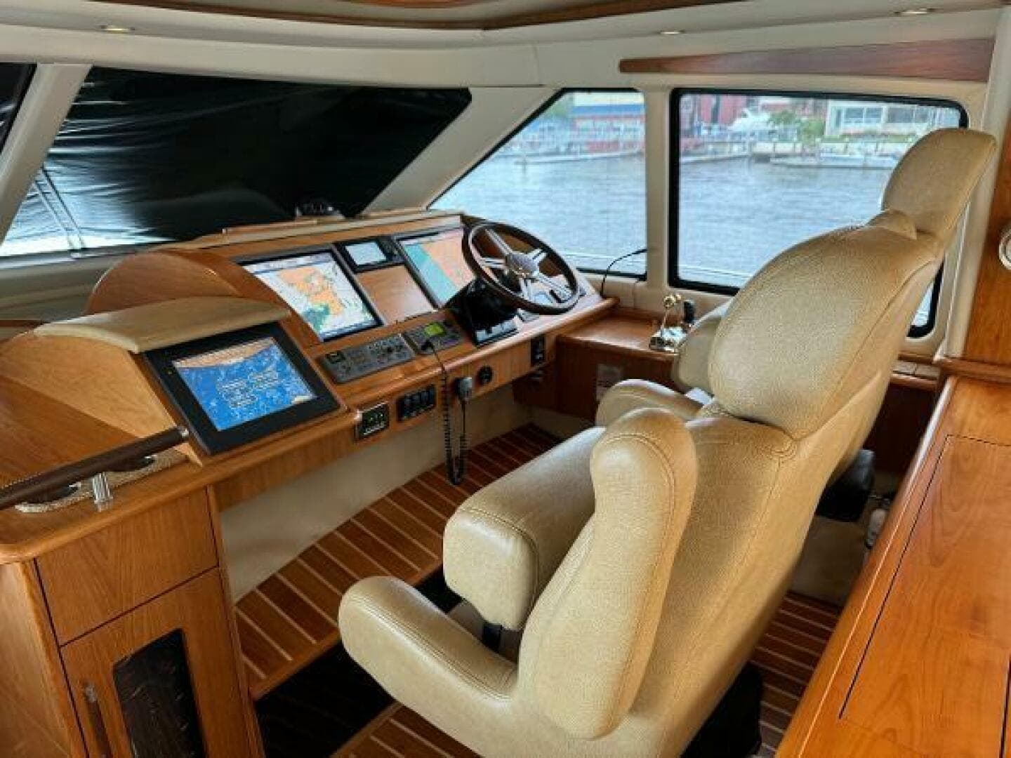 2010 Tiara Yachts 5800 Sovran