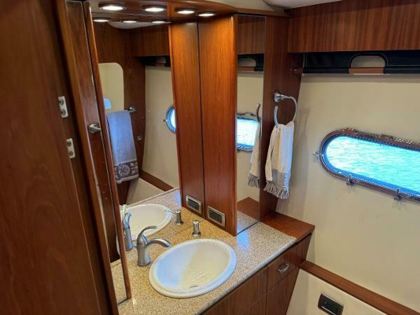 2010 Tiara Yachts 5800 Sovran