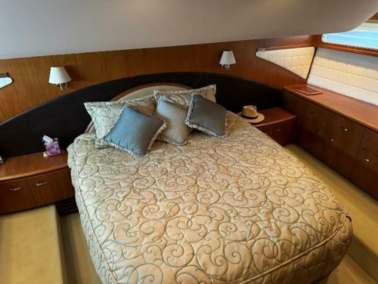 2010 Tiara Yachts 5800 Sovran