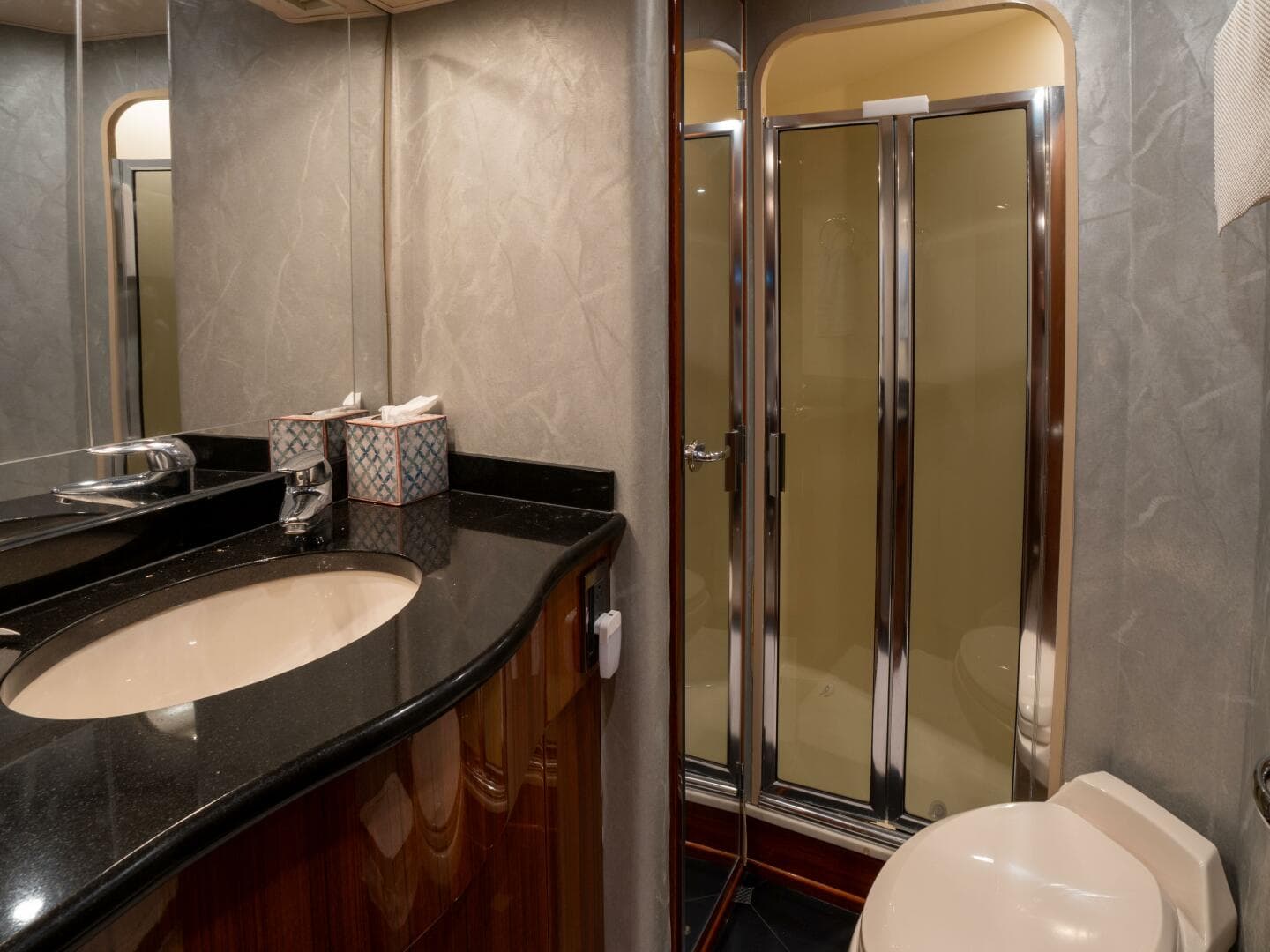 2005 Viking 74 Enclosed Bridge