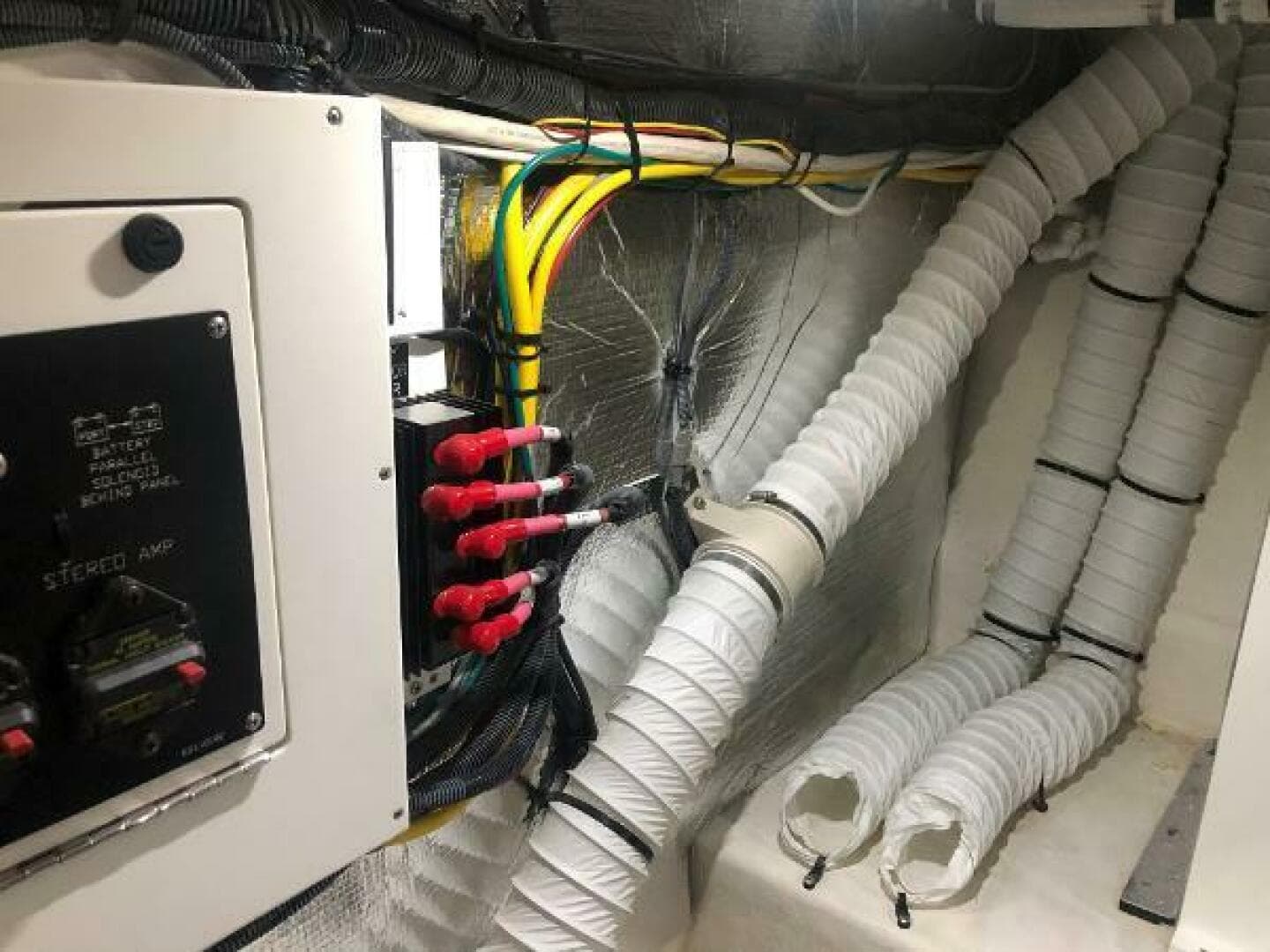 2022 Cruisers Yachts Express Coupe