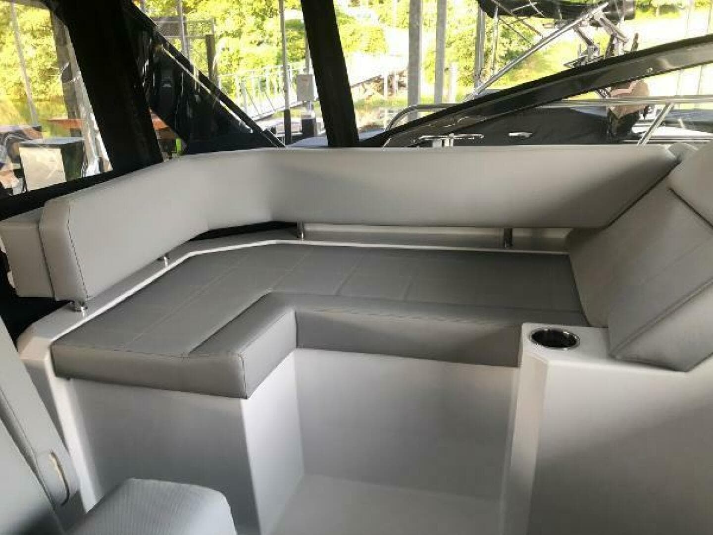 2022 Cruisers Yachts Express Coupe