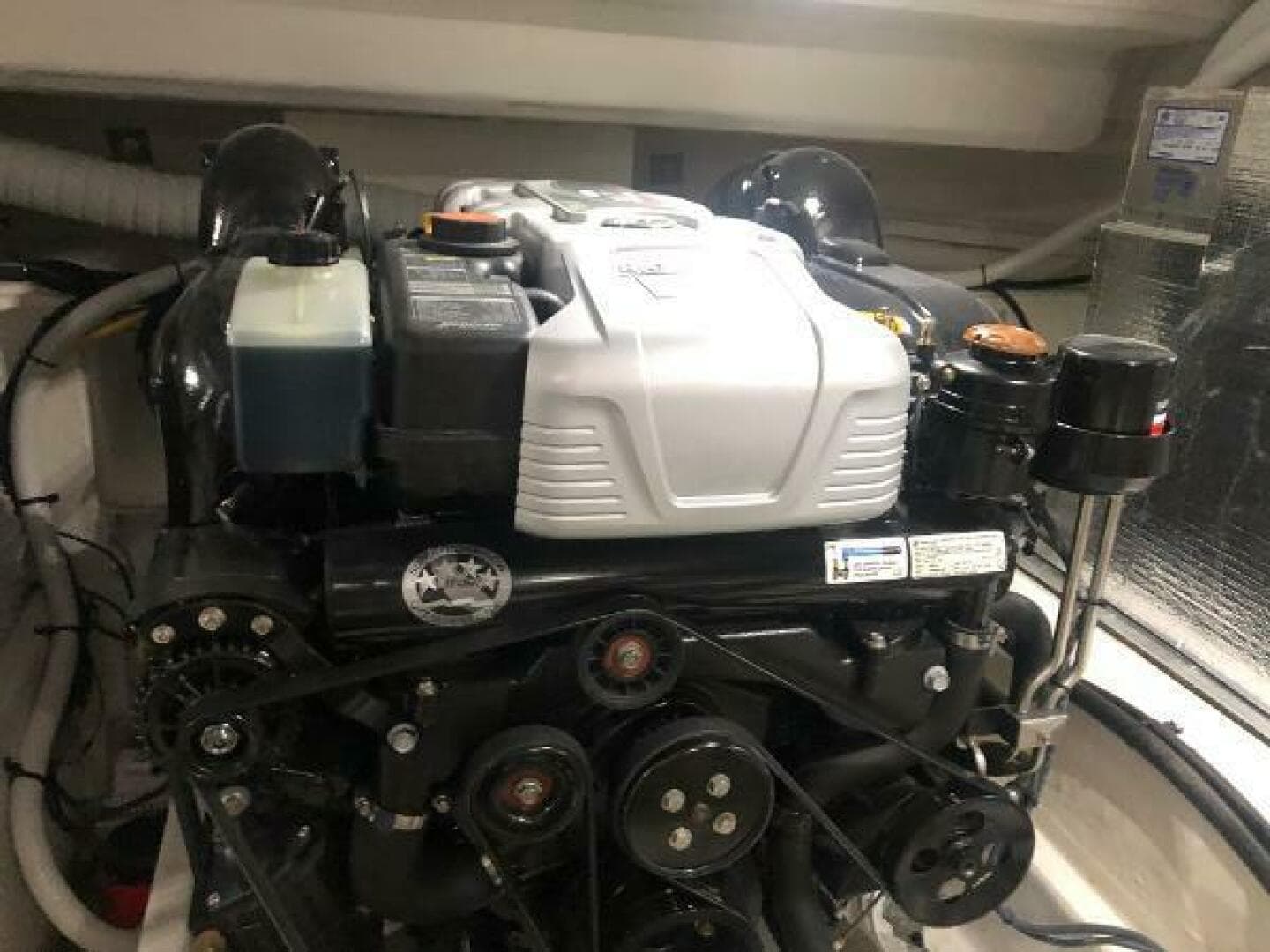 2022 Cruisers Yachts Express Coupe