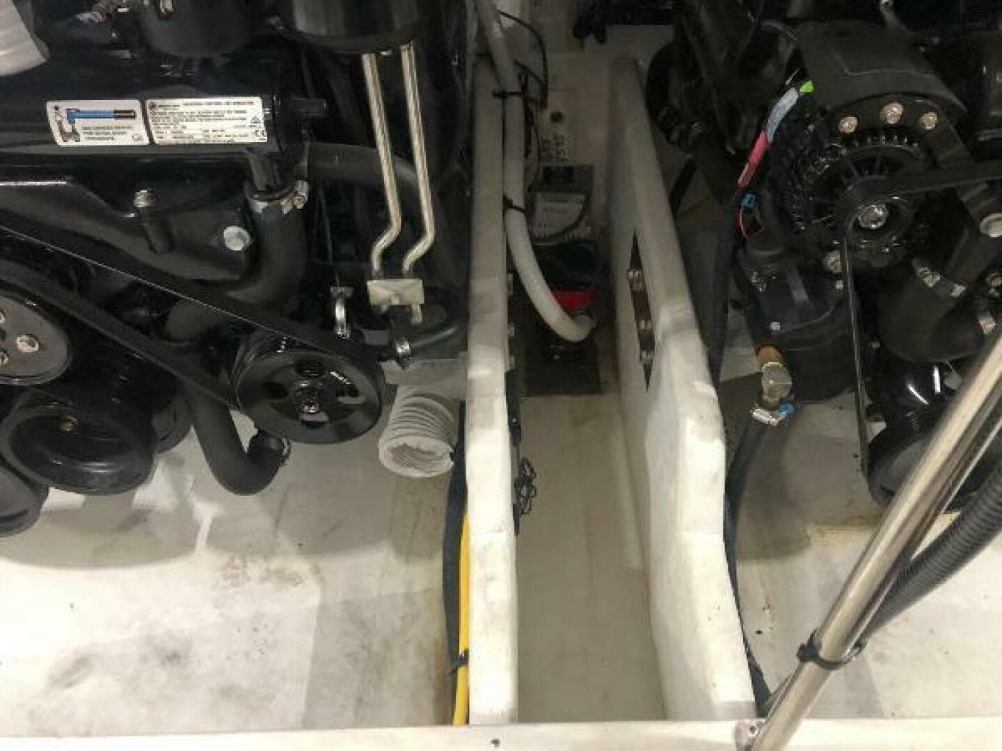 2022 Cruisers Yachts Express Coupe