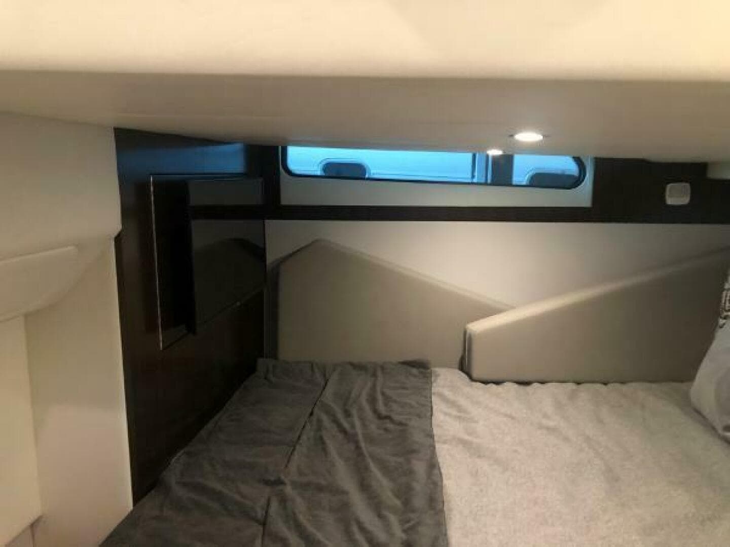 2022 Cruisers Yachts Express Coupe