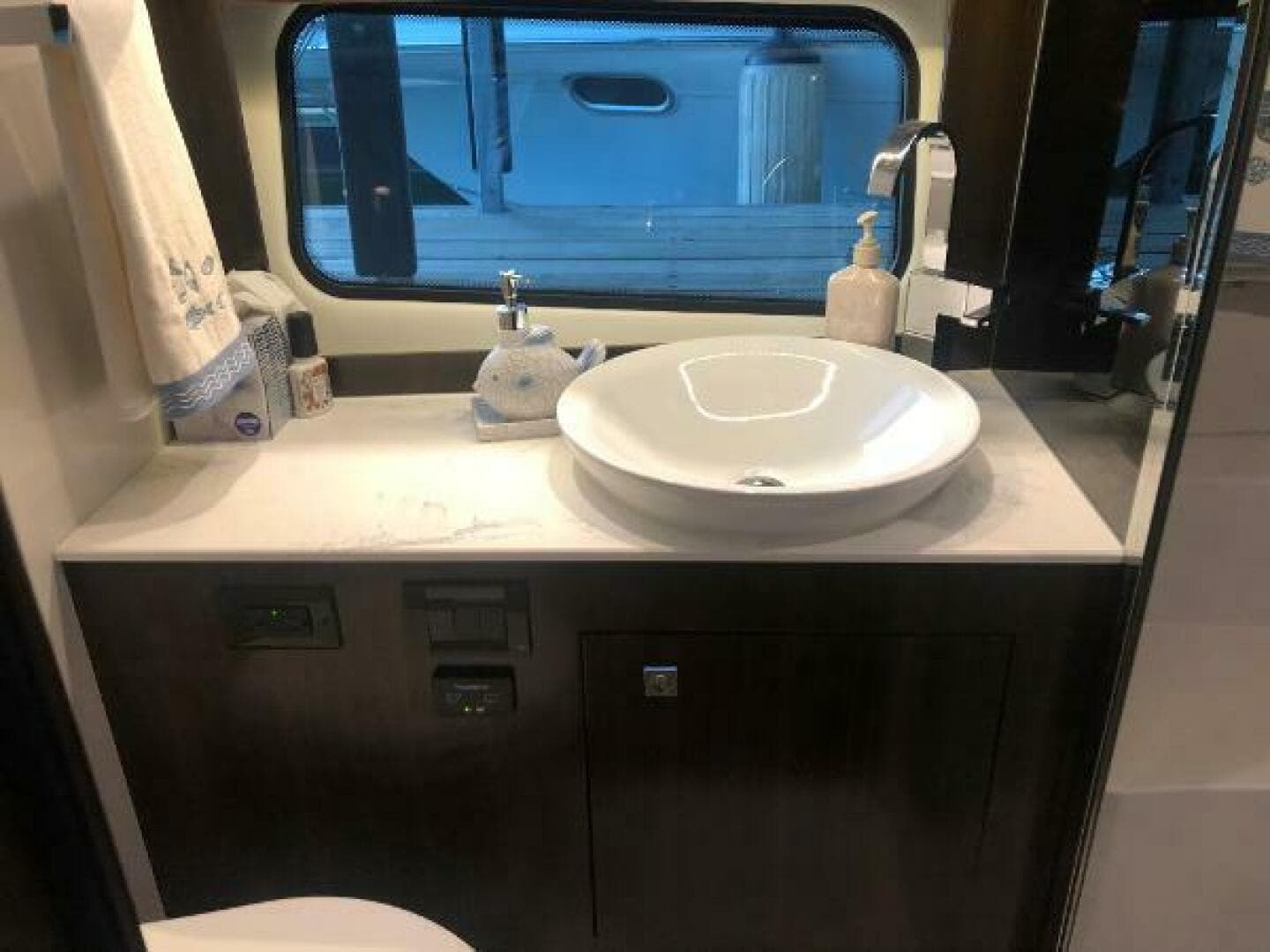 2022 Cruisers Yachts Express Coupe