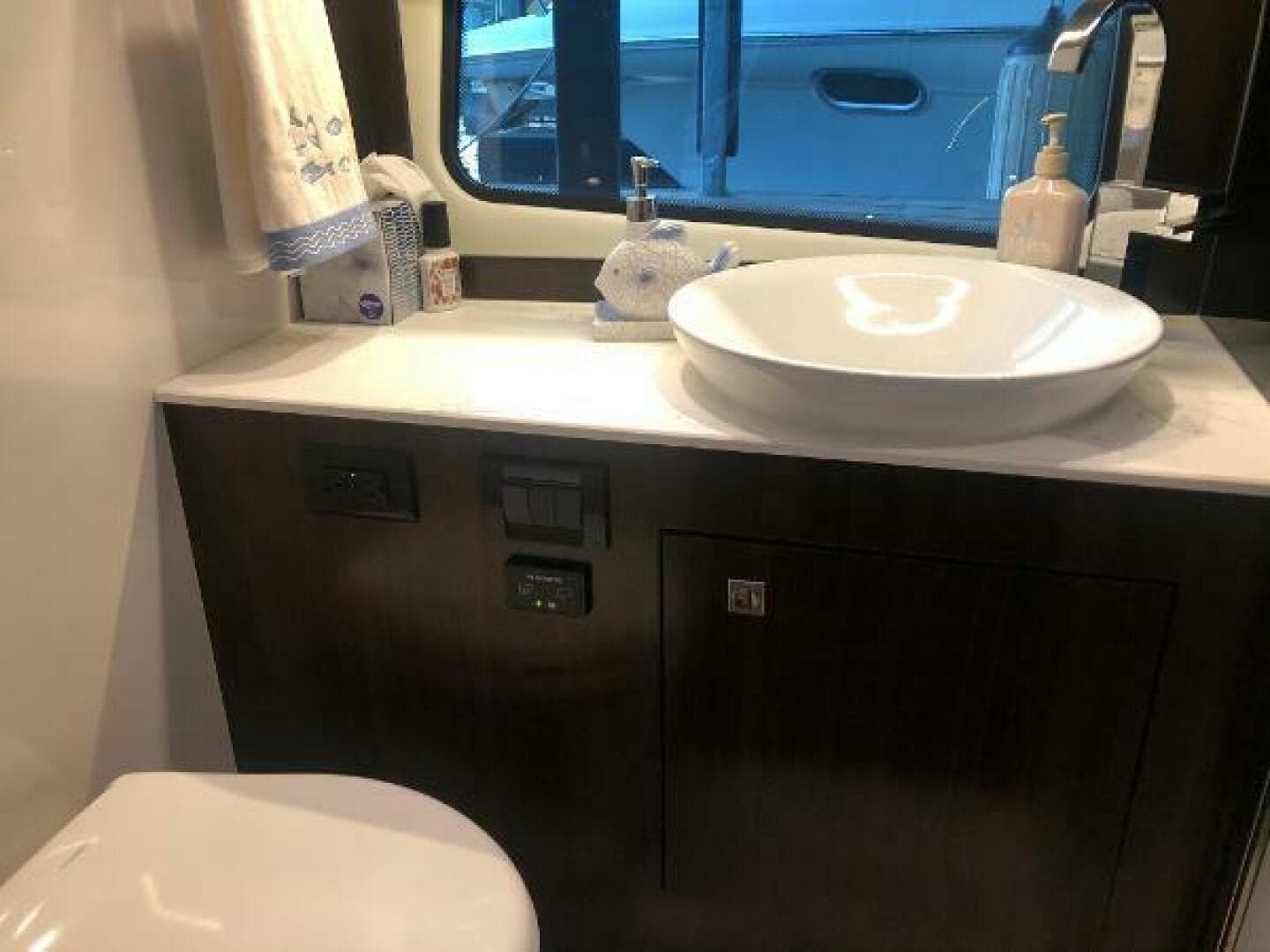 2022 Cruisers Yachts Express Coupe