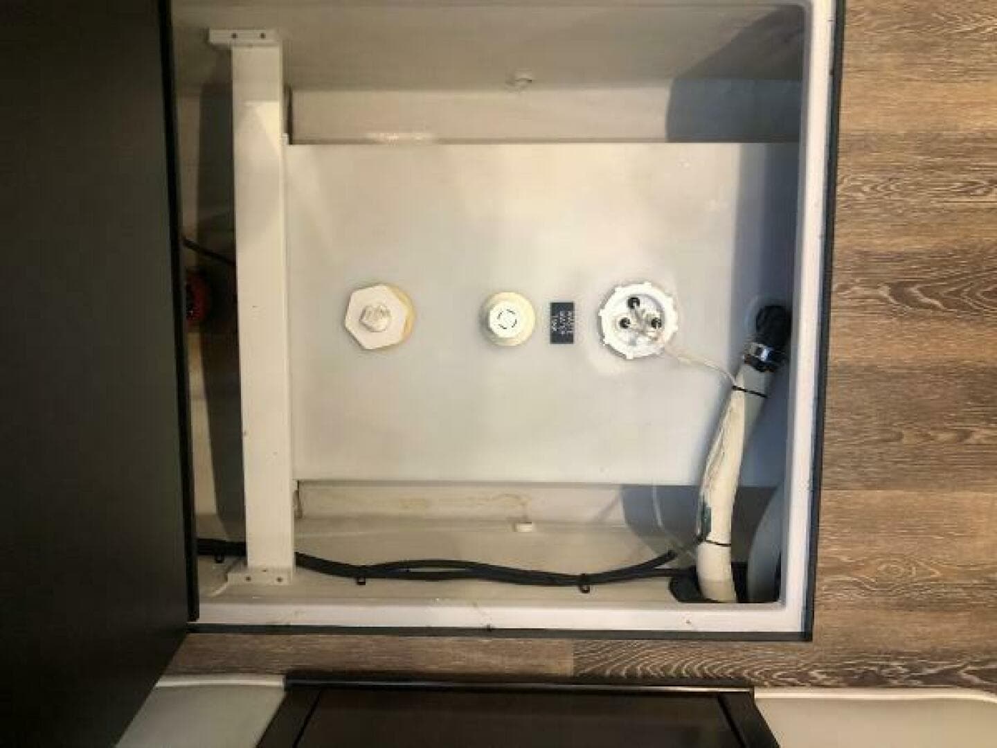 2022 Cruisers Yachts Express Coupe