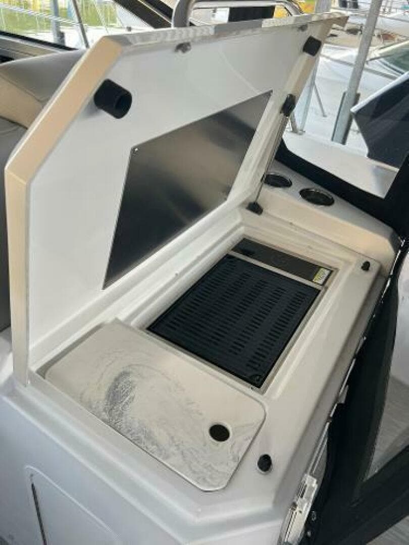 2022 Cruisers Yachts Express Coupe