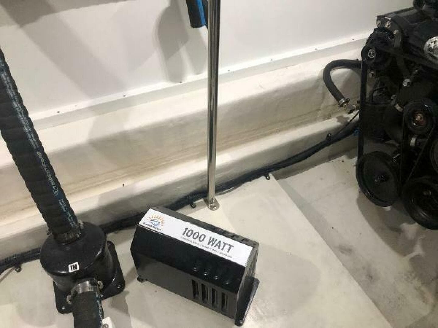 2022 Cruisers Yachts Express Coupe