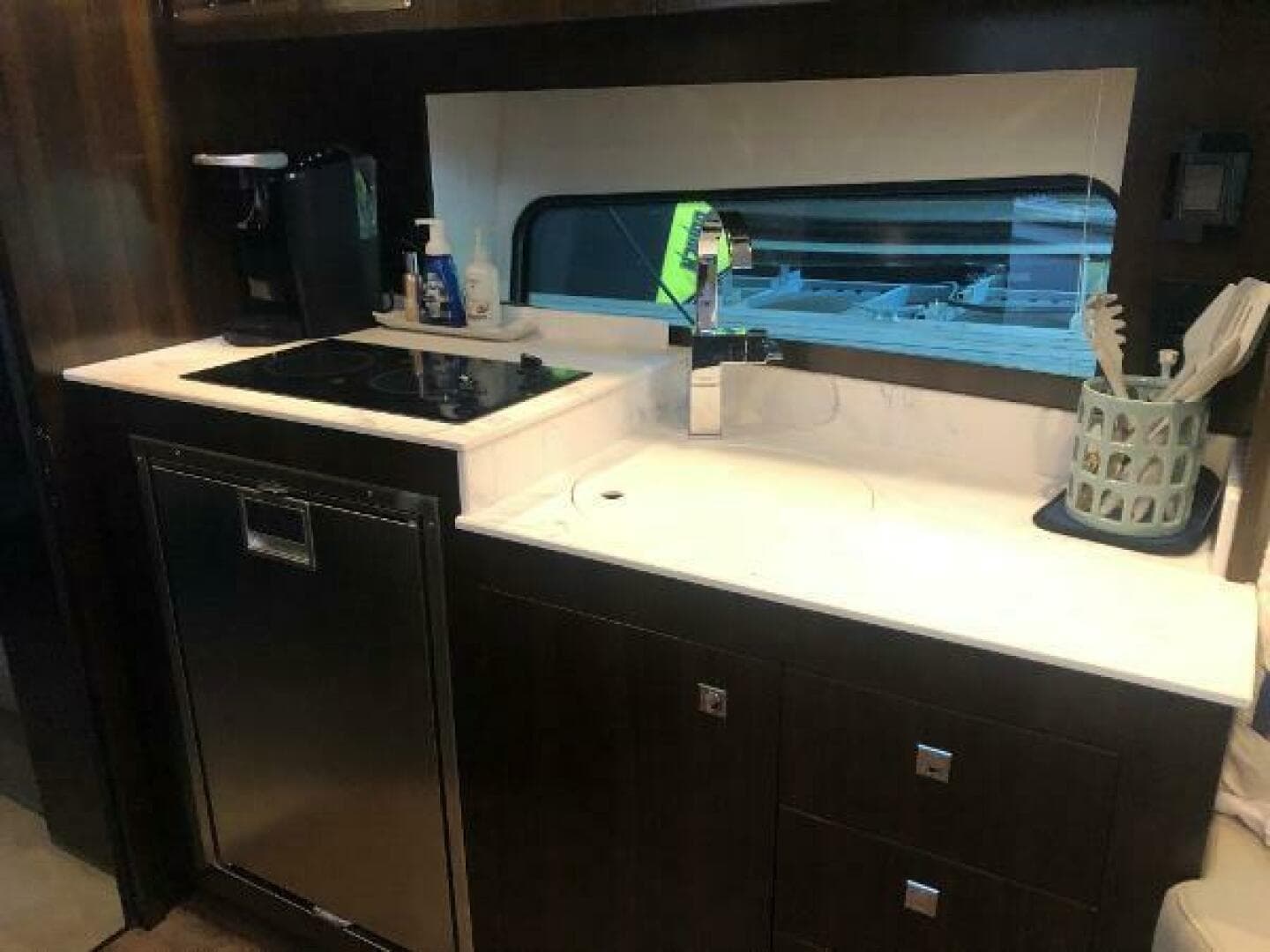 2022 Cruisers Yachts Express Coupe