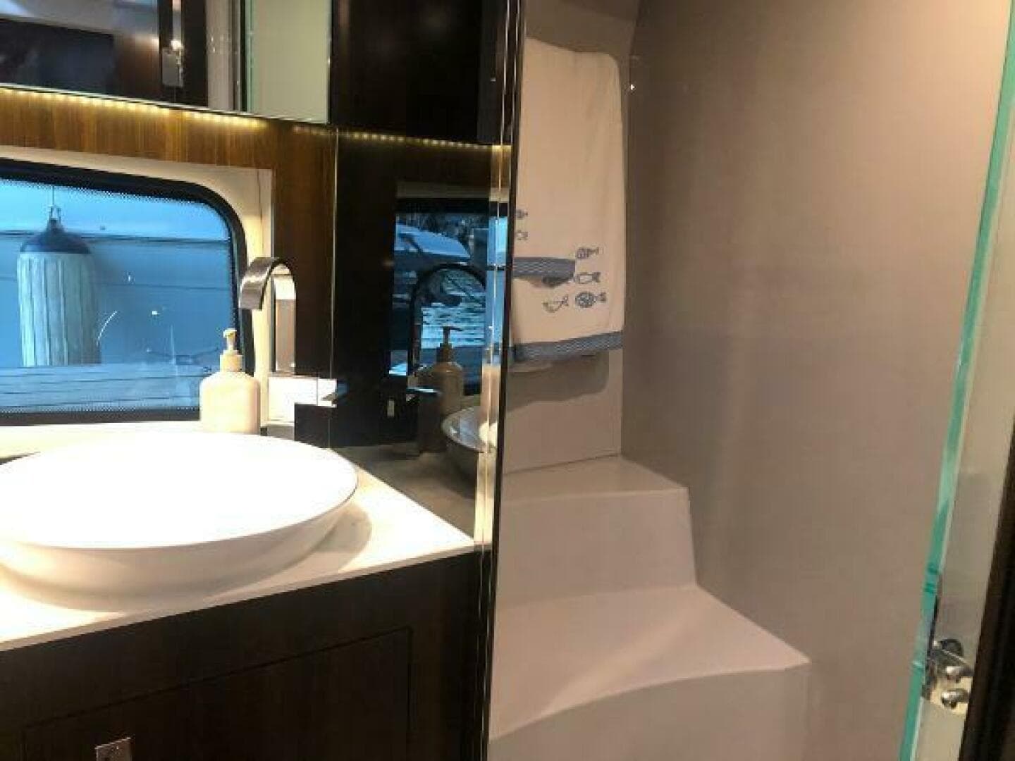 2022 Cruisers Yachts Express Coupe