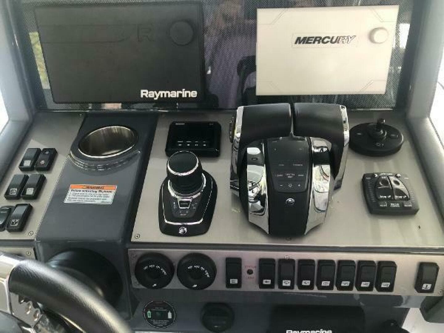 2022 Cruisers Yachts Express Coupe