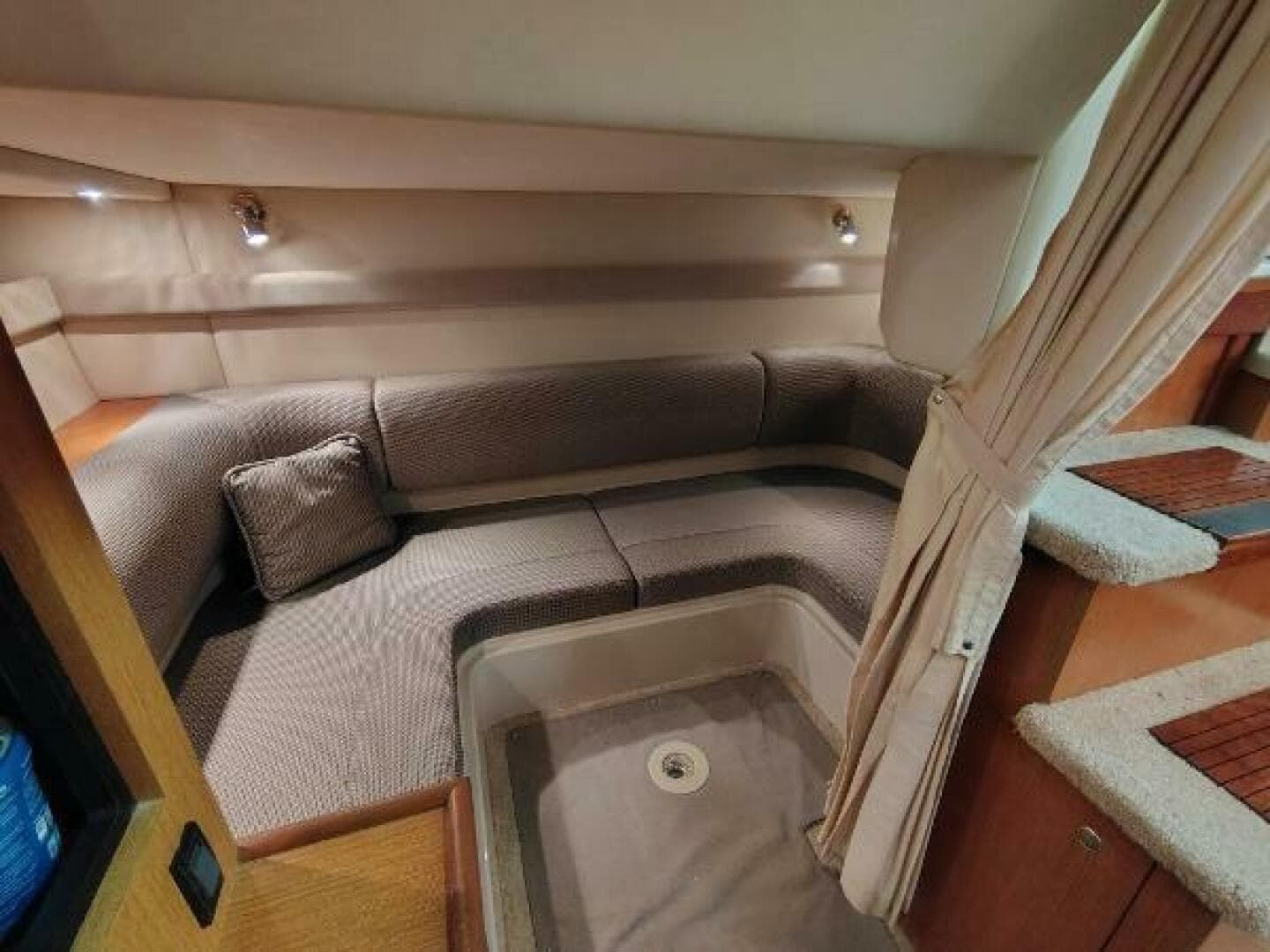 2004 Cruisers Yachts Express