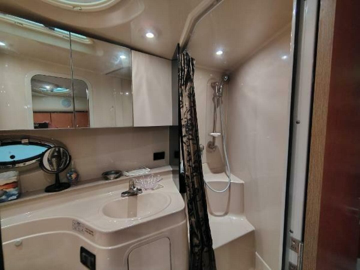 2004 Cruisers Yachts Express