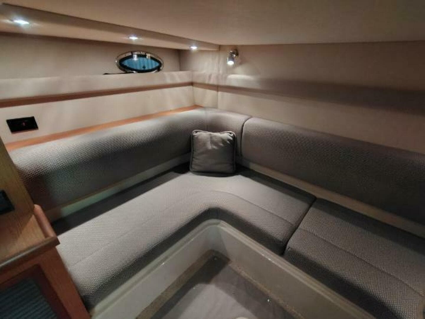 2004 Cruisers Yachts Express