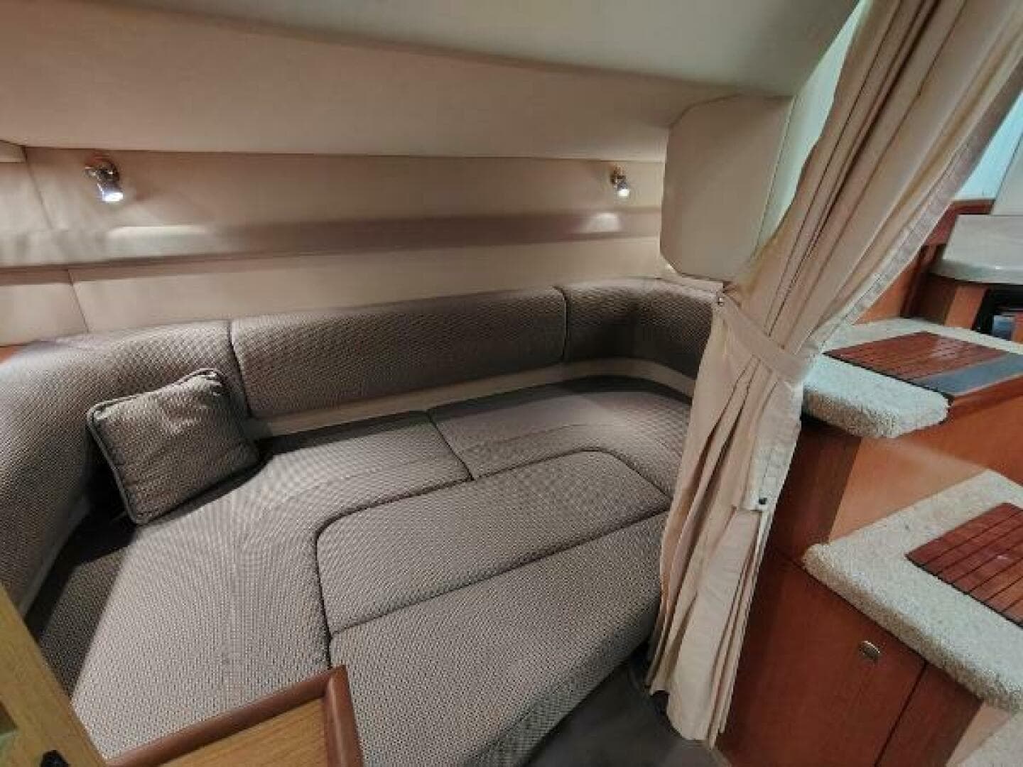 2004 Cruisers Yachts Express