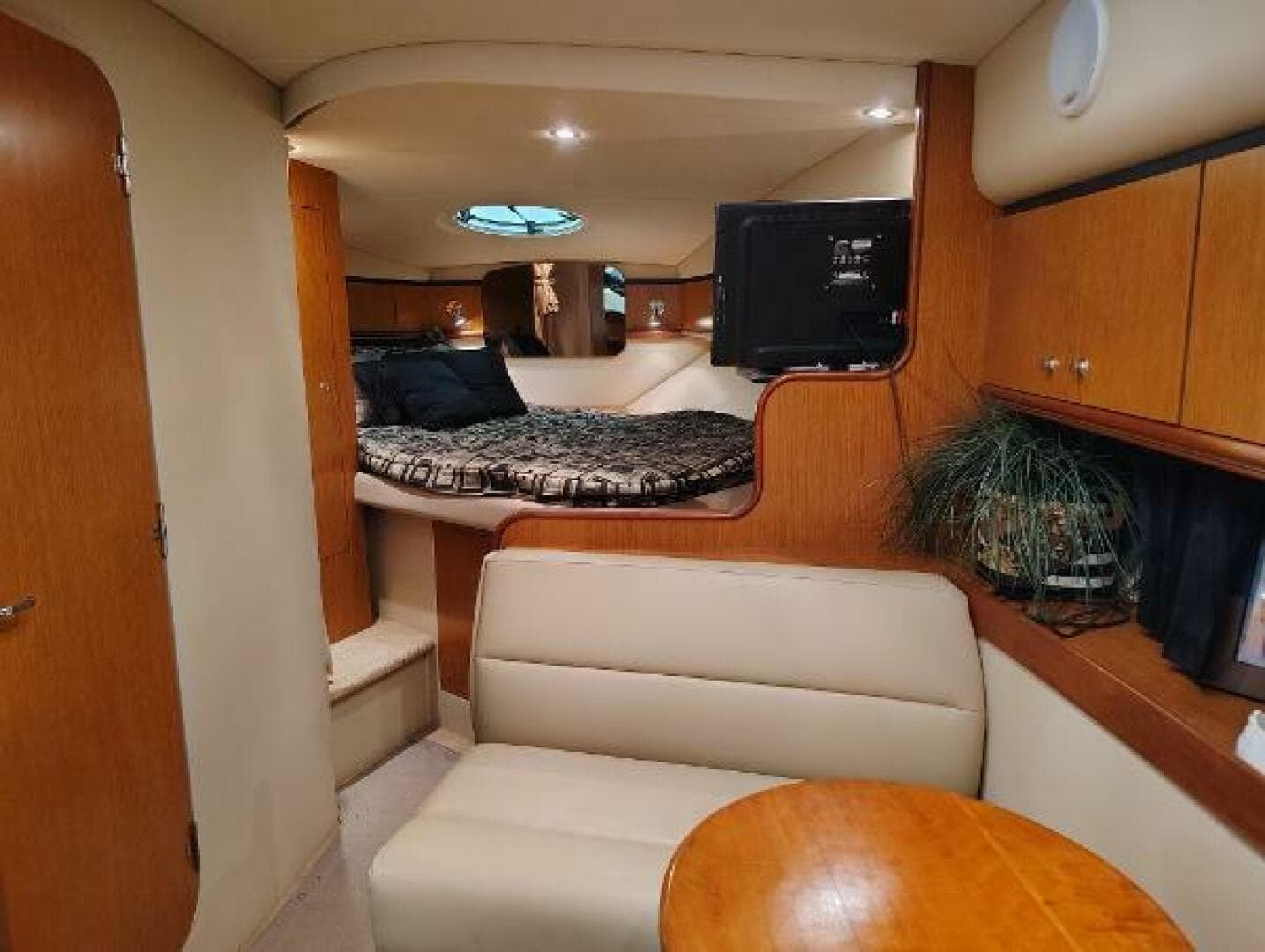2004 Cruisers Yachts Express