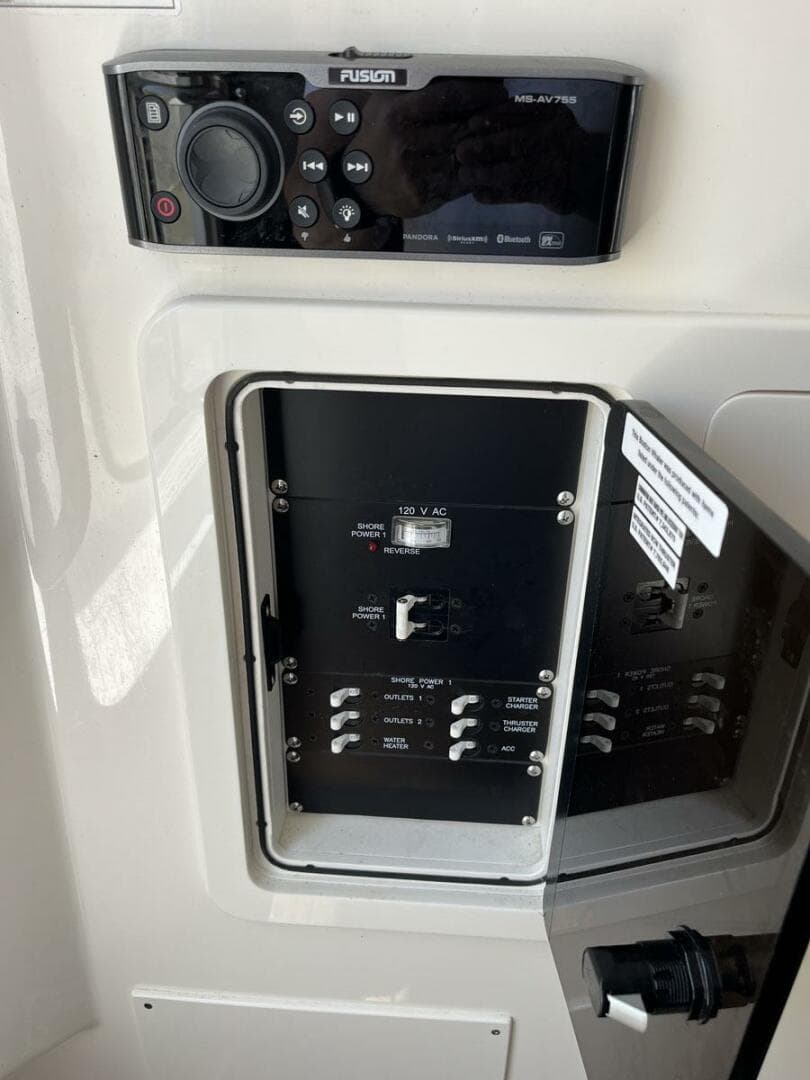 2015 Boston Whaler 350 Outrage