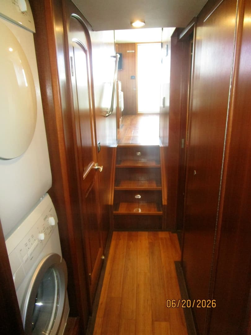 45' Northwest companionway aft