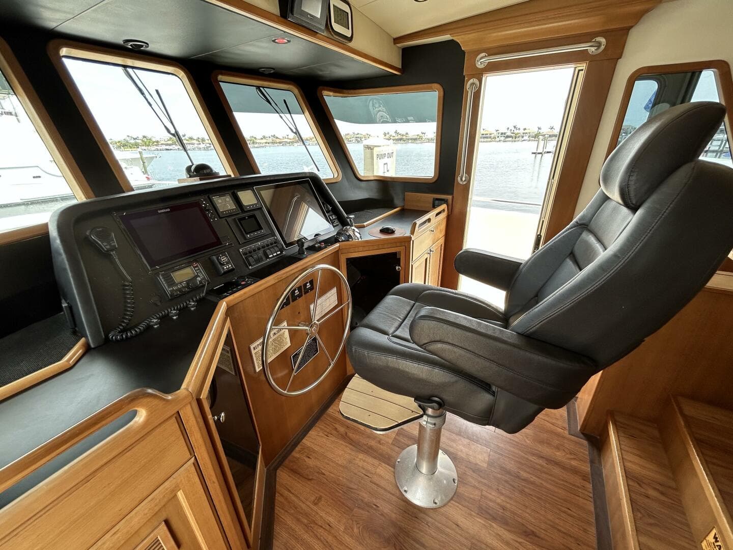 45' Northwest pilothouse helm2