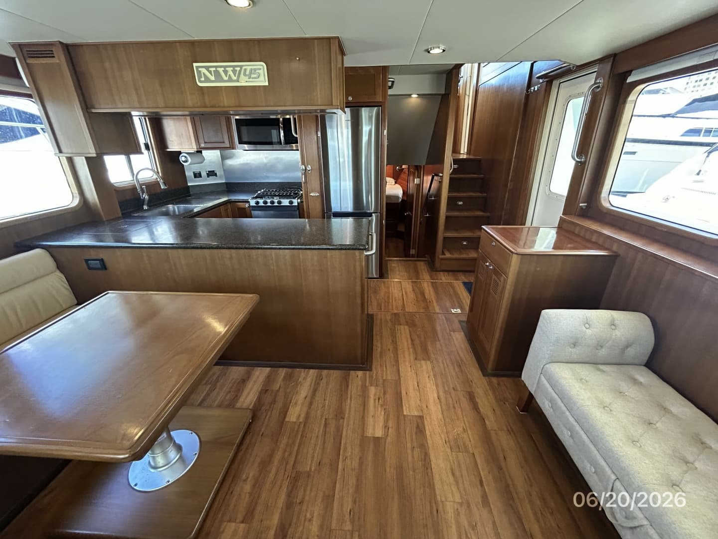 45' Northwest salon forward