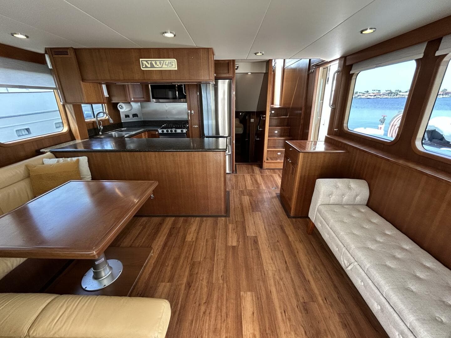 45' Northwest salon forward