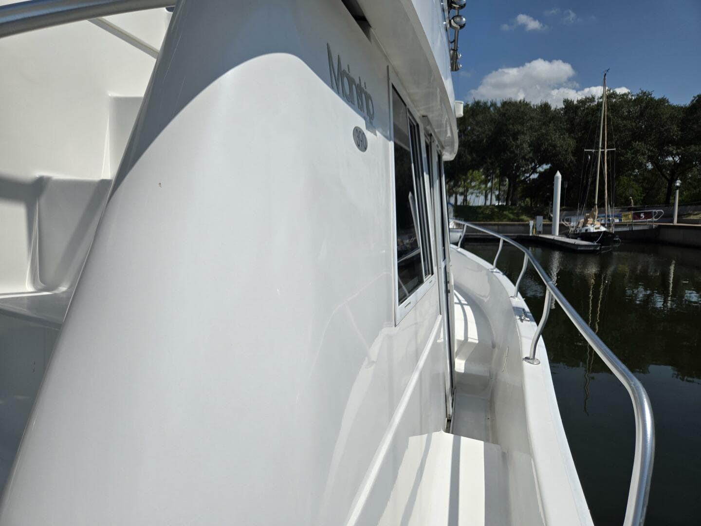 2001 Mainship 390