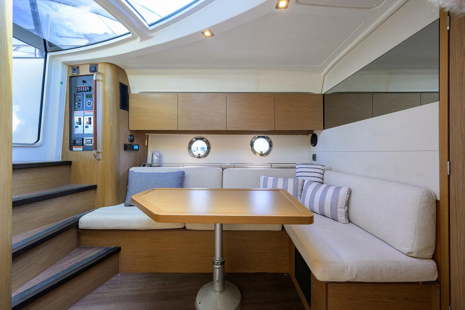 Beneteau 38 GT - Cabin