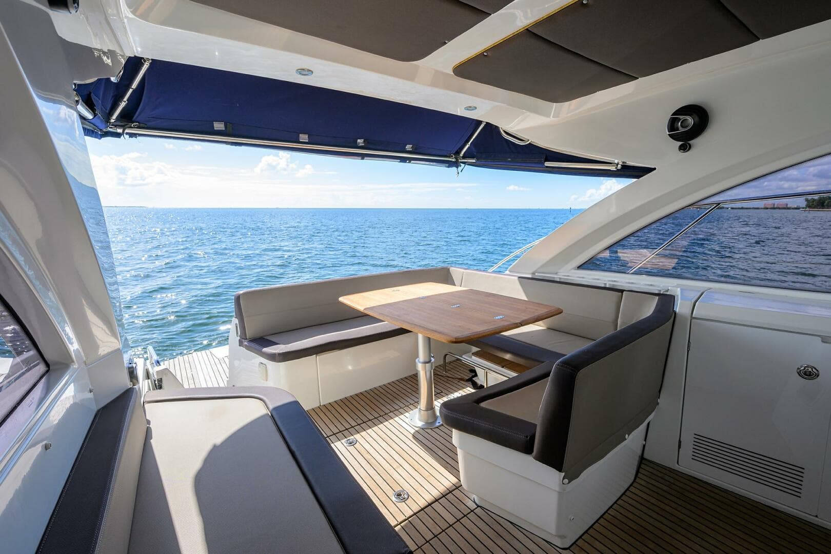 Beneteau 38 GT - Helm Deck Seating
