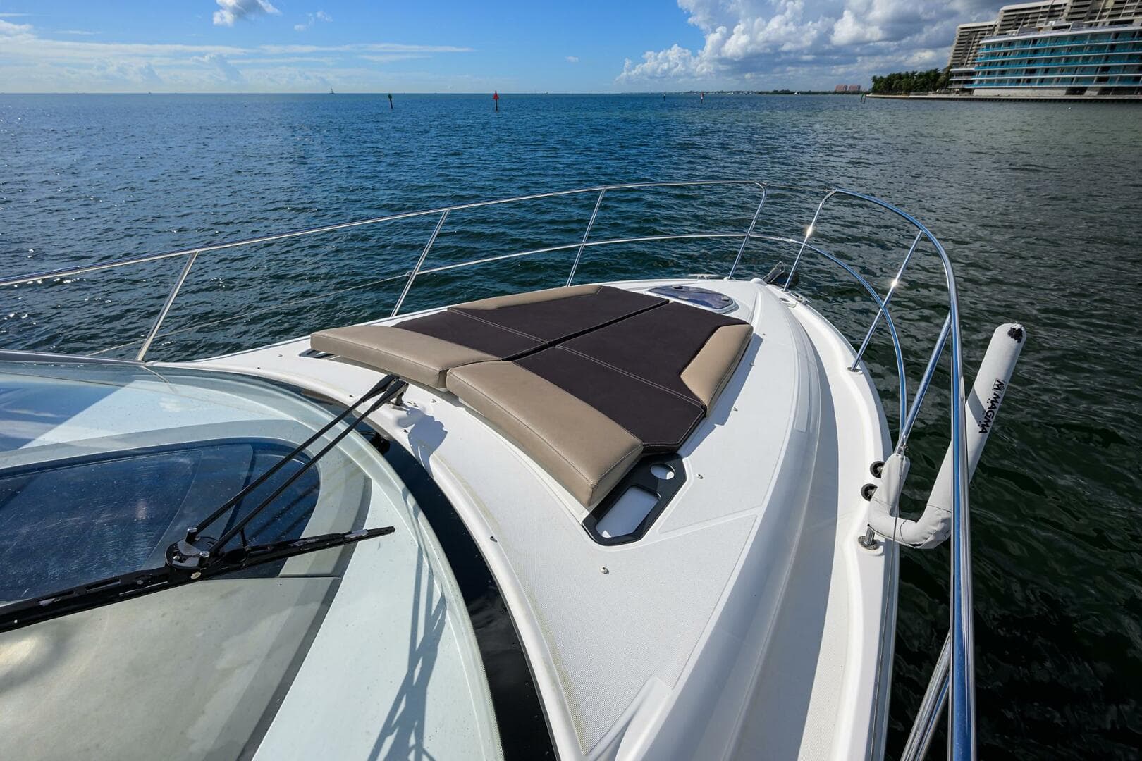 Beneteau 38 GT - Bow Sunpad