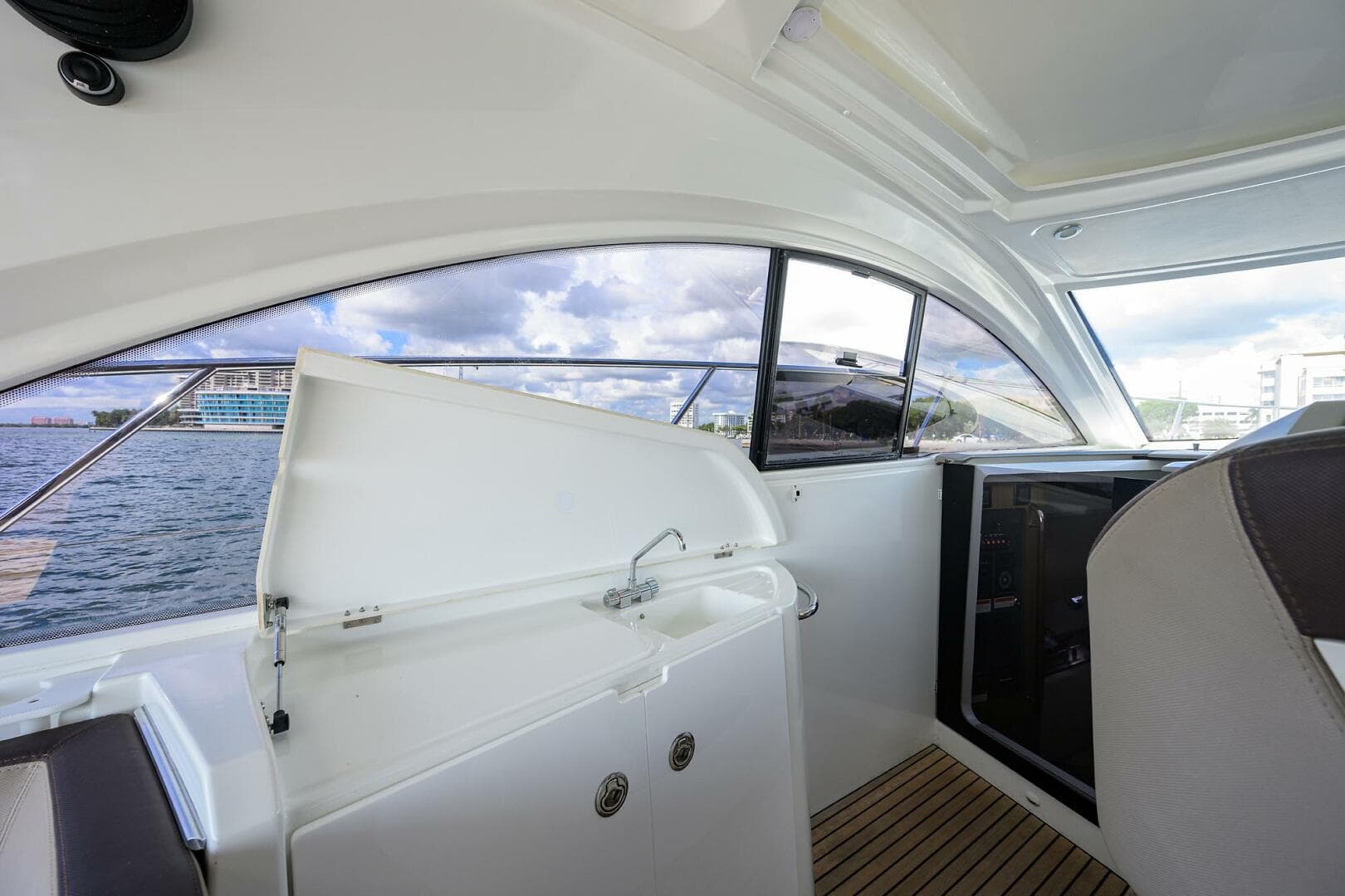Beneteau 38 GT - Helm Deck 