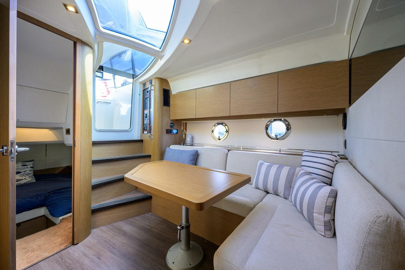 Beneteau 38 GT - Cabin