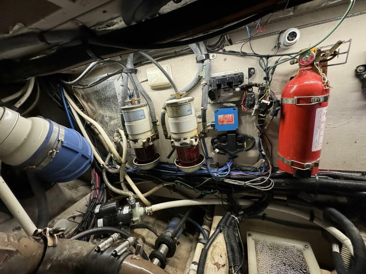 43 2004 Sea Ray 390 Engine Room