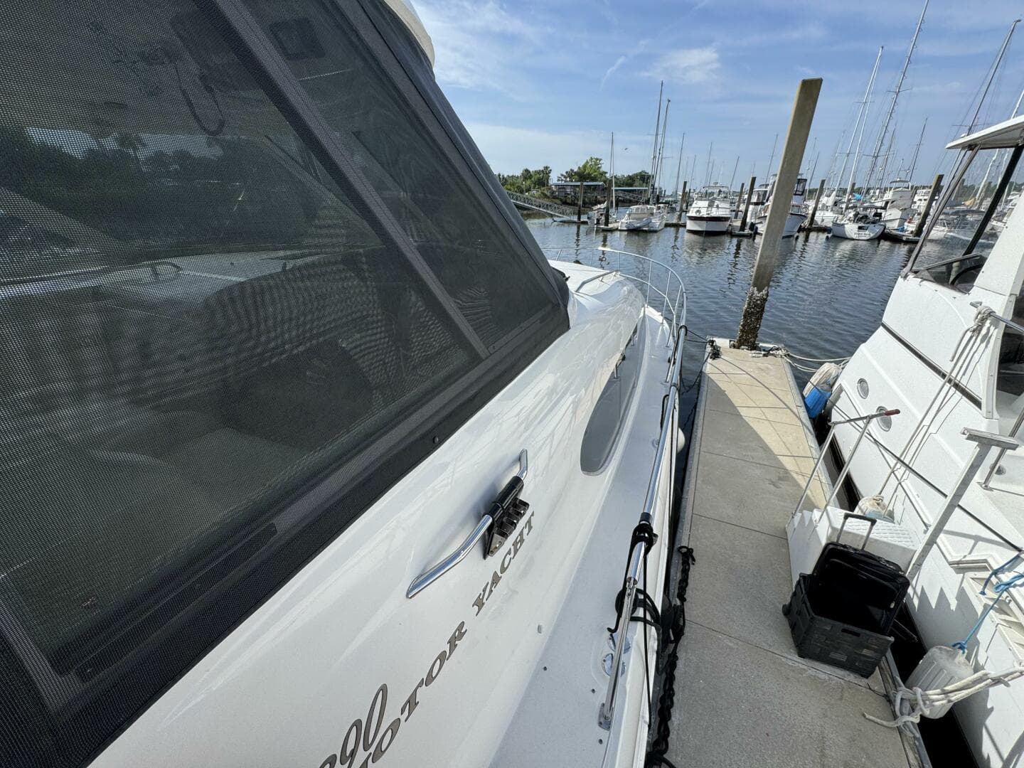 50 2004 Sea Ray 390 Starboard Walkway