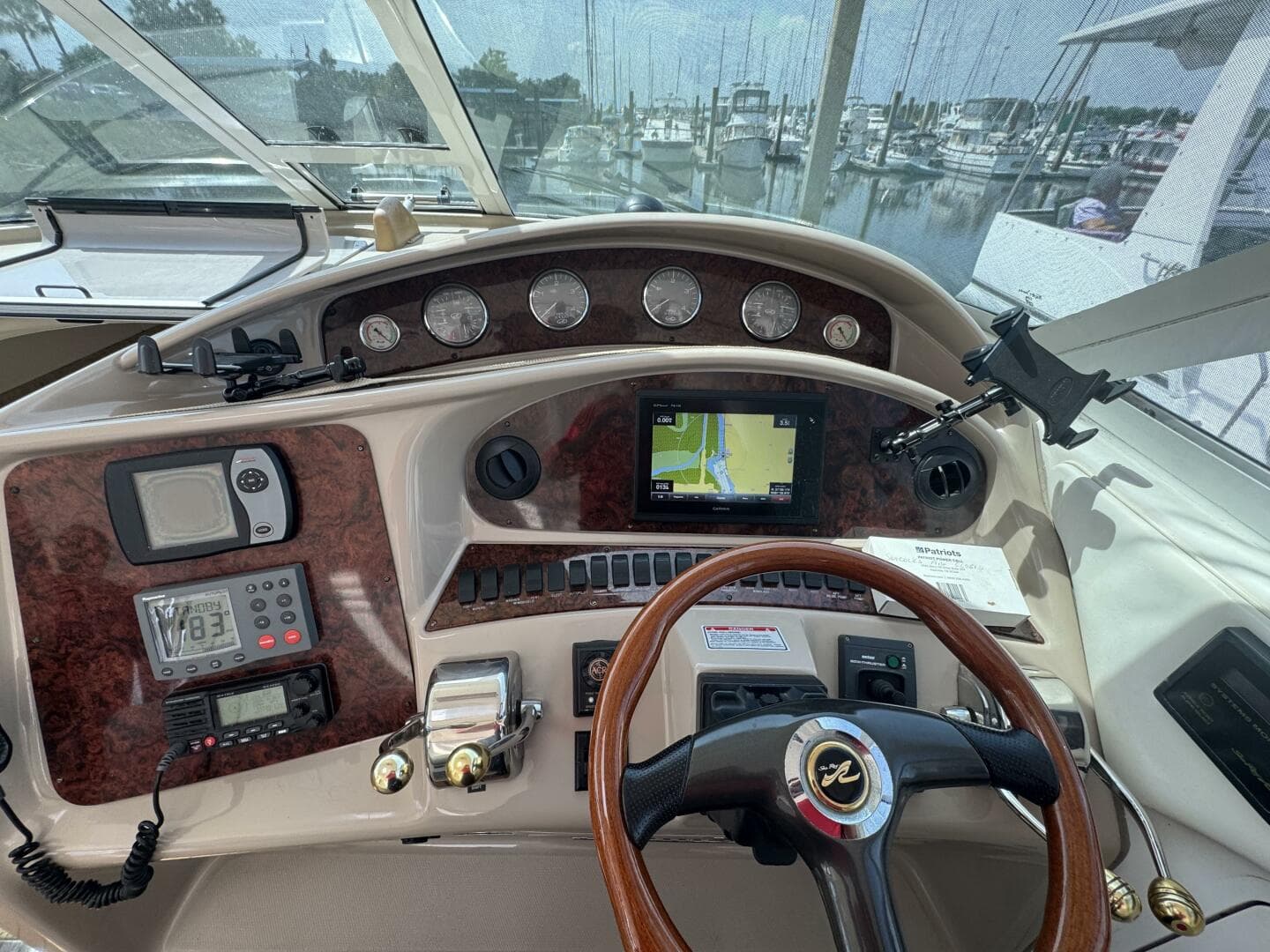 9 2004 Sea Ray 390 Helm Station