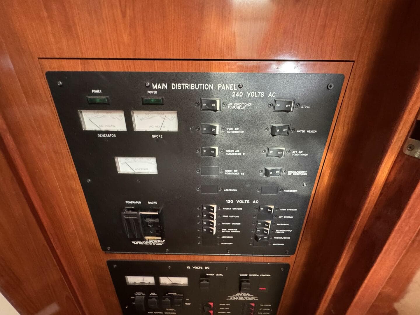 26 2004 Sea Ray 390 Control Panel