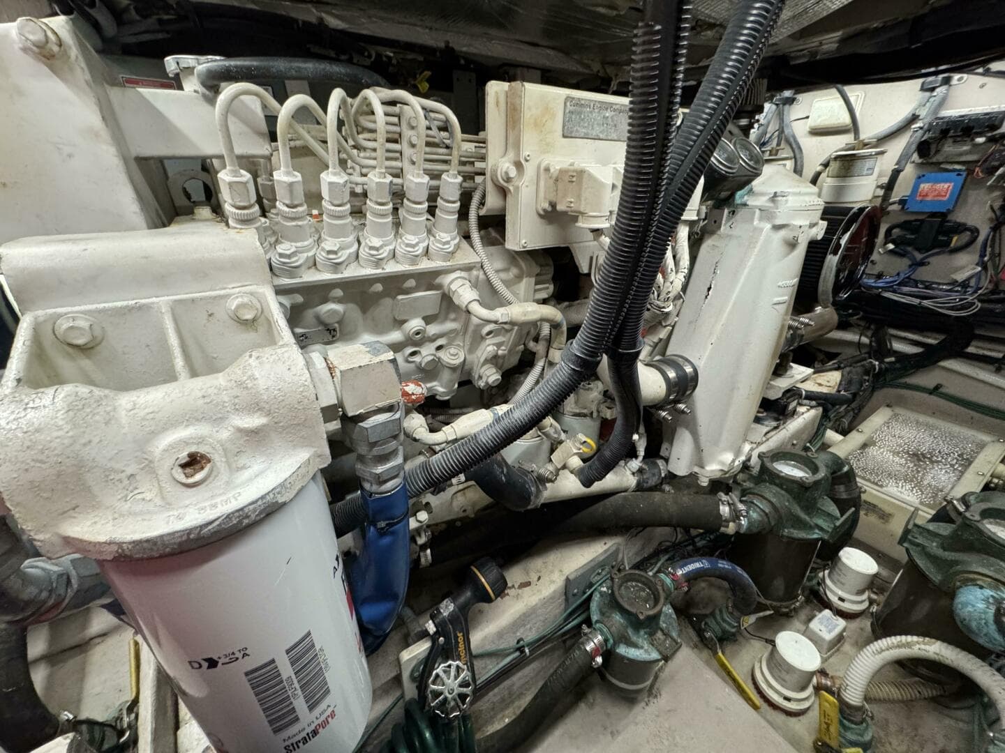 41 2004 Sea Ray 390 Engine Room