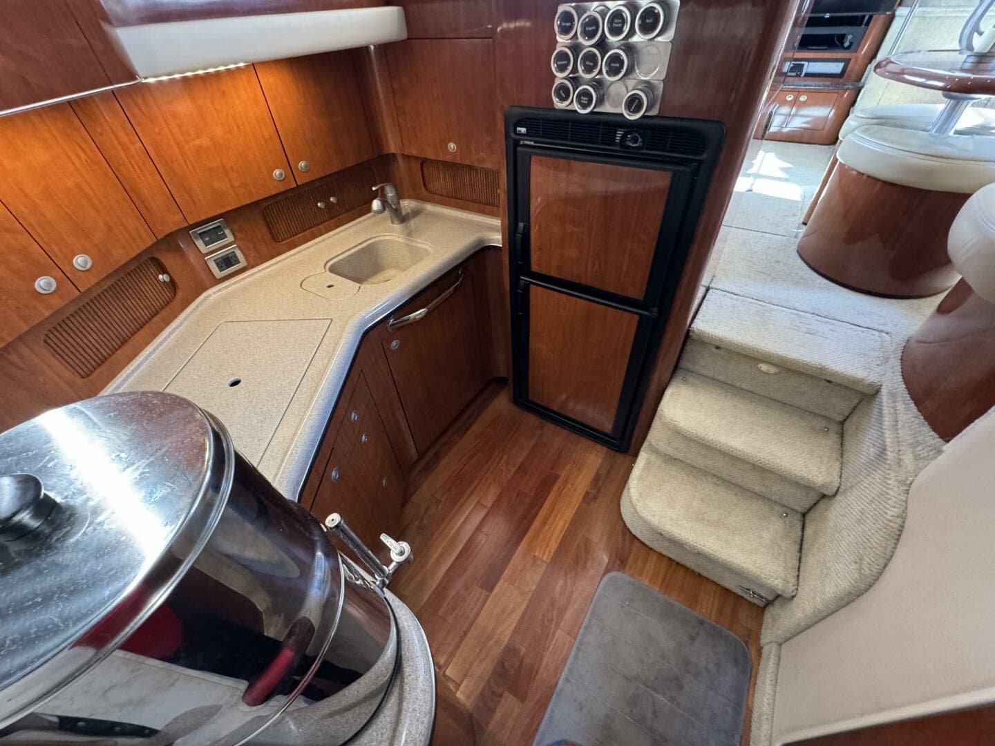 17 2004 Sea Ray 390 Galley