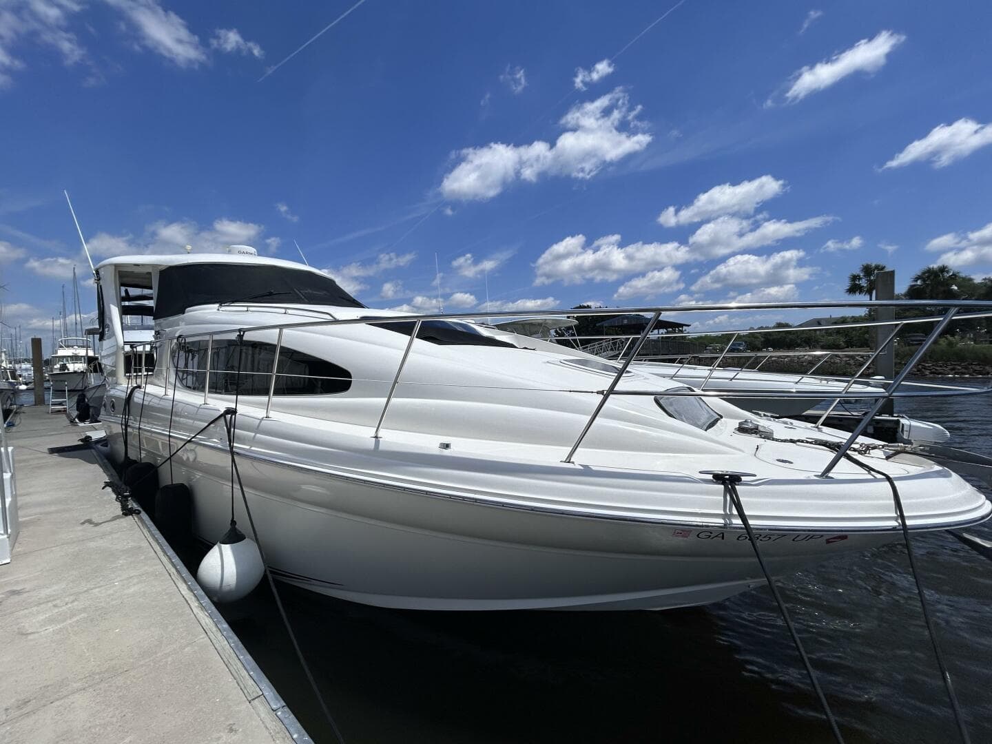 3 2004 Sea Ray 390 Exterior Starboard Side