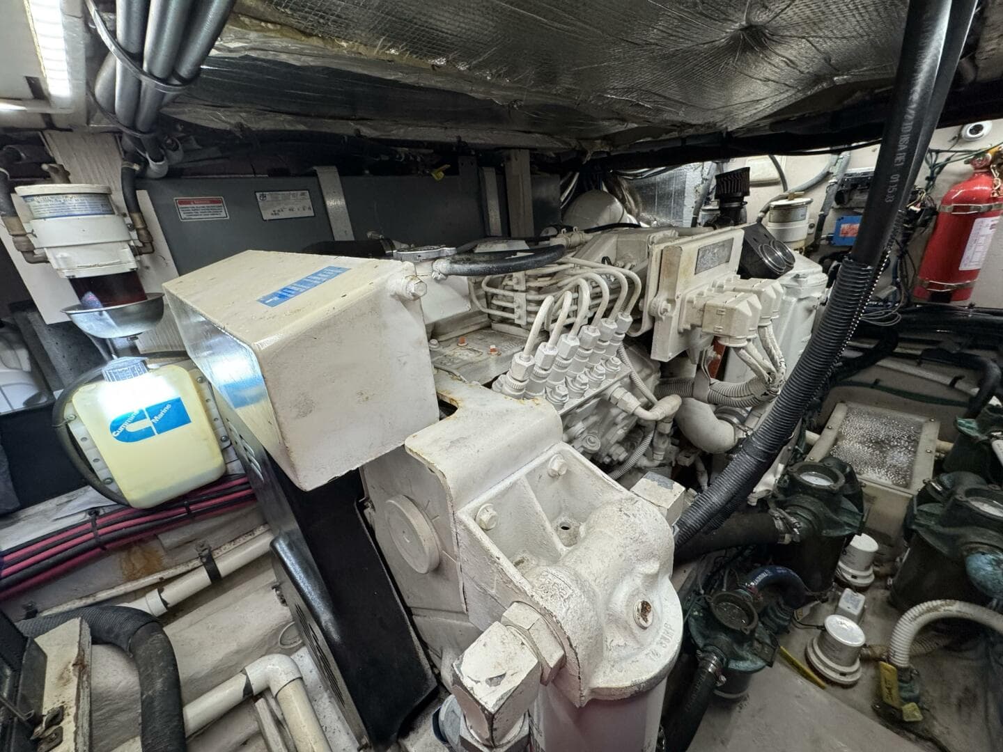 39 2004 Sea Ray 390  Engine Room