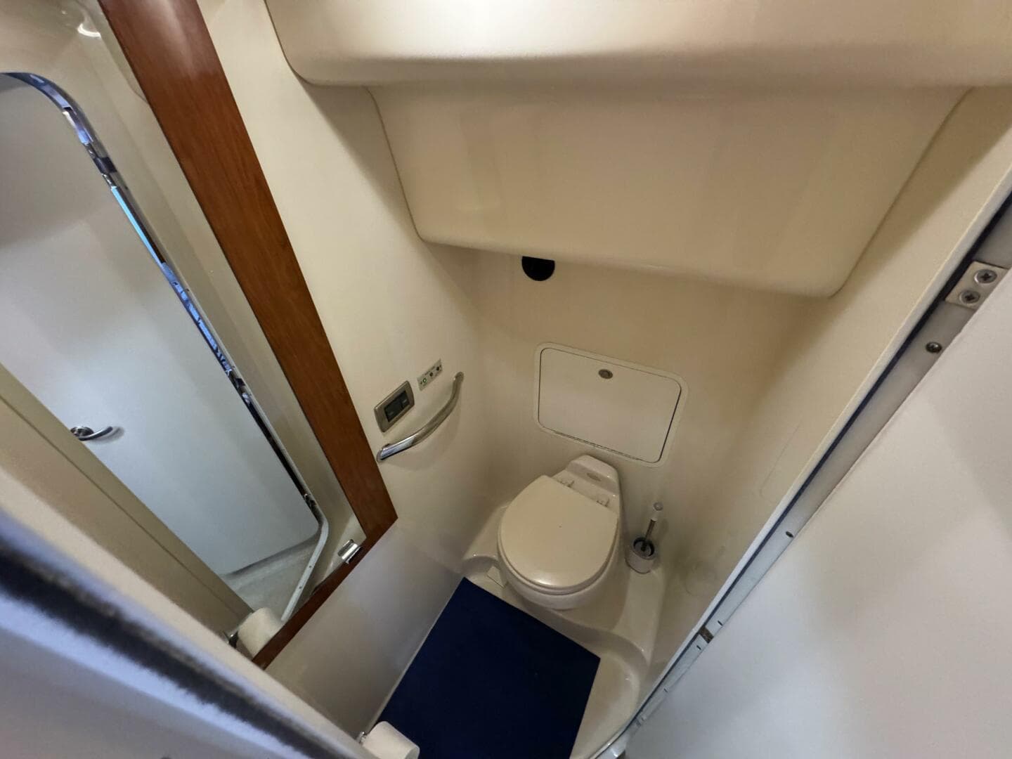 38 2004 Sea Ray 390 Owners Aft Head