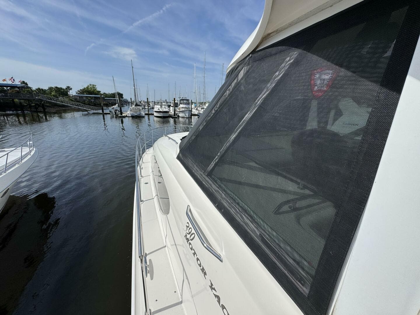 51 2004 Sea Ray 390 Port Walkway