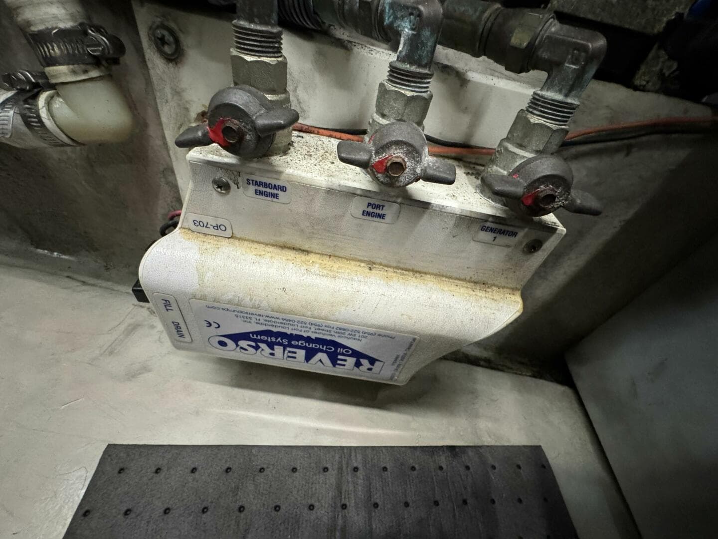 44 2004 Sea Ray 390 Engine Room