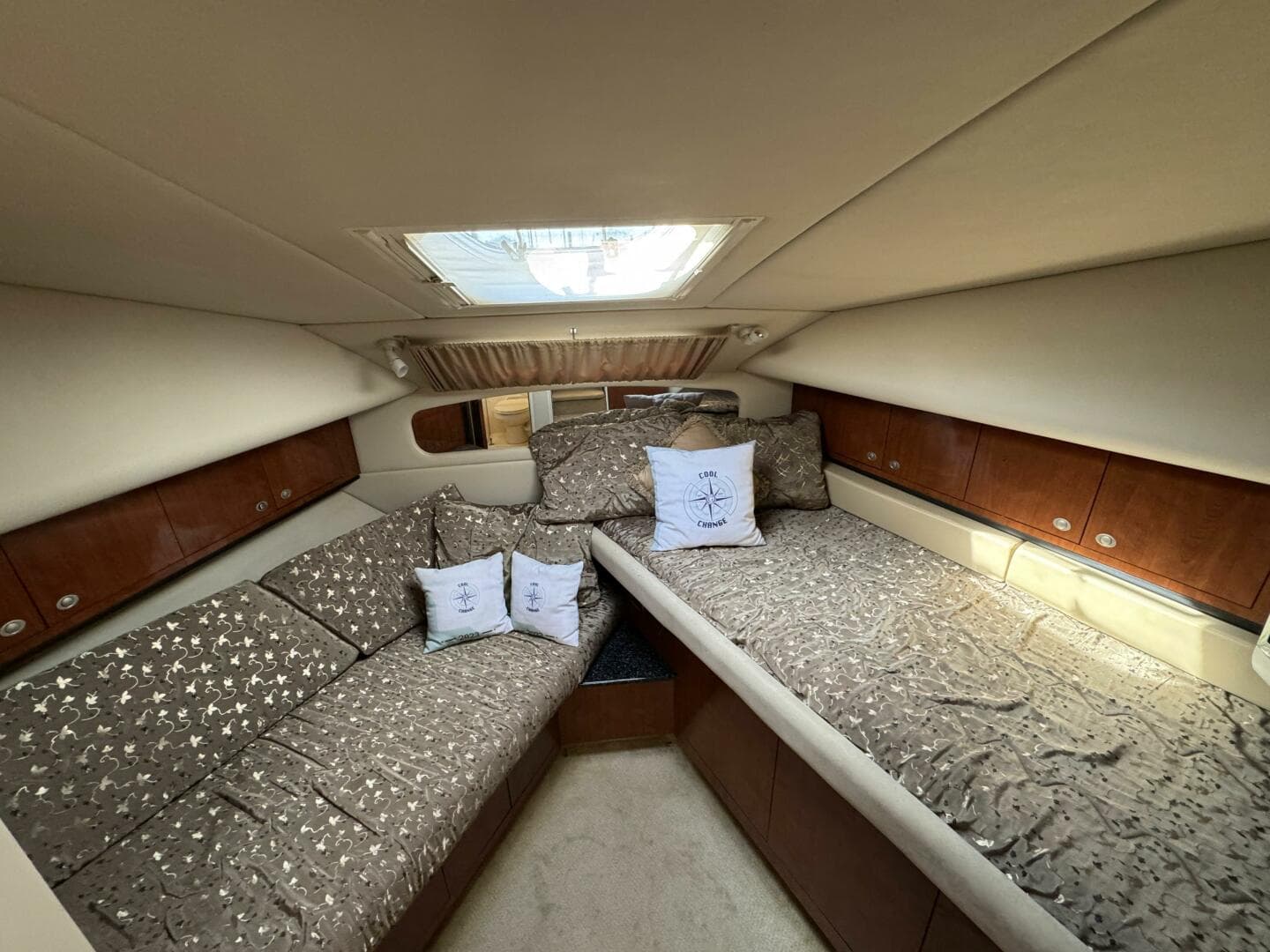28 2004 Sea Ray 390 VIP Forward Stateroom